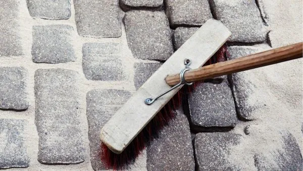 Fugenreinigung für saubere und stabile Flächen